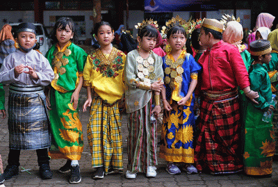 Sejumlah siswa sekolah dasar berkostum pakaian adat mengkuti parade budaya perayaan HUT Kota Makassar, Rabu (9/11/2022).