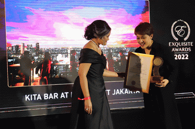 Director of Marketing Communication Park Hyatt Jakarta, Lira N. Dachlan (kiri) menerima penghargaan dari Exquisite Award 2022 di Altitude Grill.