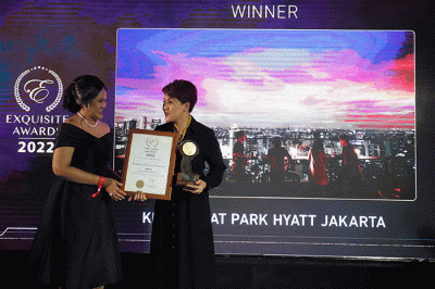Director of Marketing Communication Park Hyatt Jakarta, Lira N. Dachlan (kiri) menerima penghargaan dari Exquisite Award 2022 di Altitude Grill.