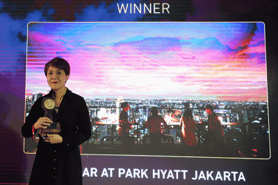 Director of Marketing Communication Park Hyatt Jakarta, Lira N. Dachlan (kiri) menerima penghargaan dari Exquisite Award 2022 di Altitude Grill.