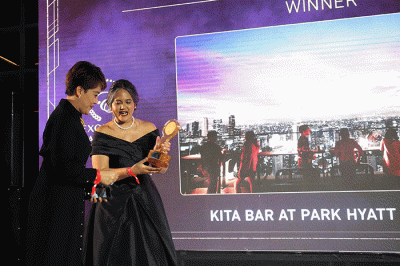 Director of Marketing Communication Park Hyatt Jakarta, Lira N. Dachlan (kiri) menerima penghargaan dari Exquisite Award 2022 di Altitude Grill.