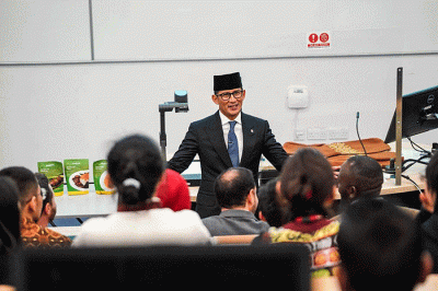 Menparekraf Sandiaga Salahuddin Uno menjadi pembicara dalam forum Kuliah Eksklusif di University of Surrey, London, Inggris, Selasa (8/11/2022).