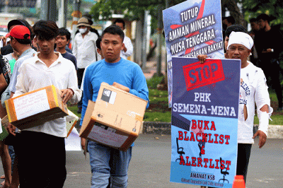 Ratusan massa yang tergabung dalam Aliansi Masyarakat Anti Mafia Tambang (AMANAT) berunjukrasa dengan aksi mengemis massal di depan Gedung MPR/DPR.
