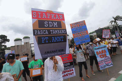 Ratusan massa yang tergabung dalam Aliansi Masyarakat Anti Mafia Tambang (AMANAT) berunjukrasa dengan aksi mengemis massal di depan Gedung MPR/DPR.