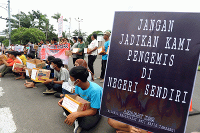 Ratusan massa yang tergabung dalam Aliansi Masyarakat Anti Mafia Tambang (AMANAT) berunjukrasa dengan aksi mengemis massal di depan Gedung MPR/DPR.
