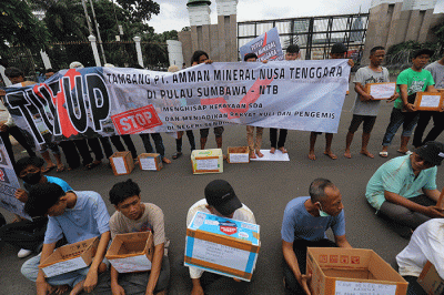 Ratusan massa yang tergabung dalam Aliansi Masyarakat Anti Mafia Tambang (AMANAT) berunjukrasa dengan aksi mengemis massal di depan Gedung MPR/DPR.