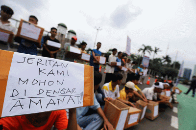 Ratusan massa yang tergabung dalam Aliansi Masyarakat Anti Mafia Tambang (AMANAT) berunjukrasa dengan aksi mengemis massal di depan Gedung MPR/DPR.