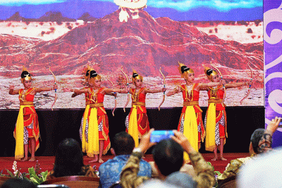 Pementasan seni Wayang Indonesia yang diinisiasi oleh Sekretariat Nasional Wayang Indonesia (SENA WANGI) dalam rangka memperingati Hari Wayang Nasional.