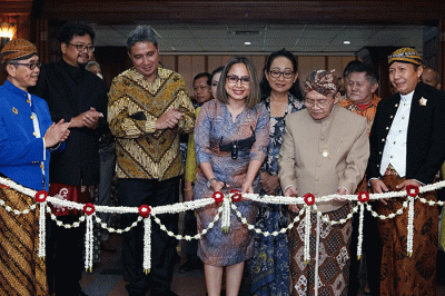 Pementasan seni Wayang Indonesia yang diinisiasi oleh Sekretariat Nasional Wayang Indonesia (SENA WANGI) dalam rangka memperingati Hari Wayang Nasional.