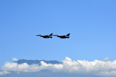 Dua unit Pesawat Tempur F16 Figthing Falcon TS-1605, dengan Pilot Mayor Pnb Jaka Aristya dan TS-1637 Pilot Letda Pnb Chandra Yudha Bakti, melaksanakan Fly Pass.