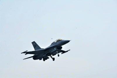 Dua unit Pesawat Tempur F16 Figthing Falcon TS-1605, dengan Pilot Mayor Pnb Jaka Aristya dan TS-1637 Pilot Letda Pnb Chandra Yudha Bakti, melaksanakan Fly Pass.