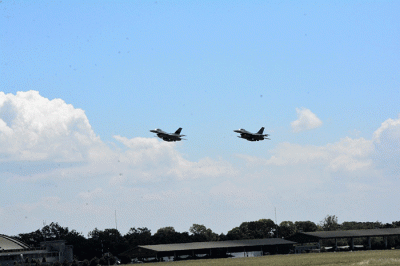 Dua unit Pesawat Tempur F16 Figthing Falcon TS-1605, dengan Pilot Mayor Pnb Jaka Aristya dan TS-1637 Pilot Letda Pnb Chandra Yudha Bakti, melaksanakan Fly Pass.