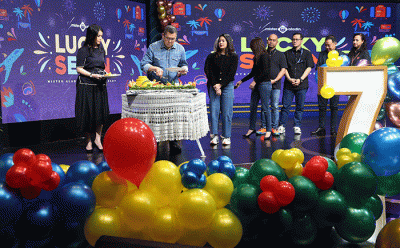 Executive Chairman MNC Group Hary Tanoesoedibjo memotong tumpeng Hut ke 7 Mister Aladin di Jakarta, Kamis (10/11/2022).