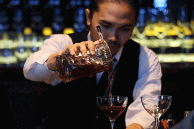Aksi para bartender meracik cocktail ketika mengikuti Friendship Indonesian Cocktail Championship 2022.