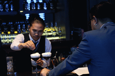 Aksi para bartender meracik cocktail ketika mengikuti Friendship Indonesian Cocktail Championship 2022.