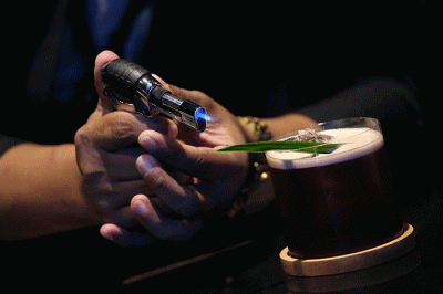Aksi para bartender meracik cocktail ketika mengikuti Friendship Indonesian Cocktail Championship 2022.