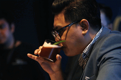 Aksi para bartender meracik cocktail ketika mengikuti Friendship Indonesian Cocktail Championship 2022.
