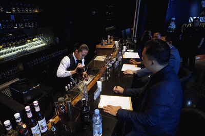 Aksi para bartender meracik cocktail ketika mengikuti Friendship Indonesian Cocktail Championship 2022.