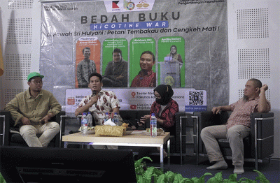 Bedah buku Nicotine War karya Wanda Hamilton di Teater Abdul Ghani, Fakultas Adab dan Humaniora, UIN Syarif Hidayatullah.
