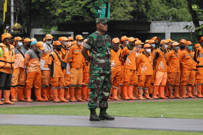 Petugas gabungan yang terdiri dari Prajurit Kostrad, Kopassus, Marinir, Brimob, dan PPSU melakukan apel di Markas Besar Kostrad, Jakarta, Kamis (10/11/2022).
