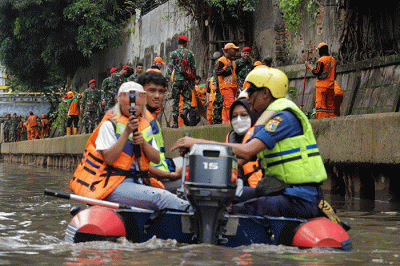 Petugas gabungan yang terdiri dari Prajurit Kostrad, Kopassus, Marinir, Brimob, dan PPSU melakukan apel di Markas Besar Kostrad, Jakarta, Kamis (10/11/2022).
