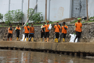 Petugas gabungan yang terdiri dari Prajurit Kostrad, Kopassus, Marinir, Brimob, dan PPSU melakukan apel di Markas Besar Kostrad, Jakarta, Kamis (10/11/2022).