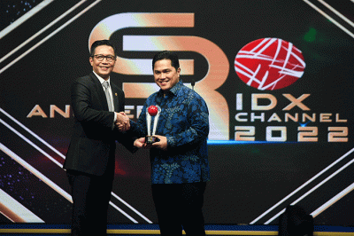 Menteri Badan Usaha Milik Negara (BUMN) Erick Thohir saat meraih penghargaan dalam ajang Anugerah CSR IDX Channel 2022 di iNews Tower, Jakarta.