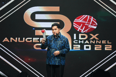 Menteri Badan Usaha Milik Negara (BUMN) Erick Thohir saat meraih penghargaan dalam ajang Anugerah CSR IDX Channel 2022 di iNews Tower, Jakarta.