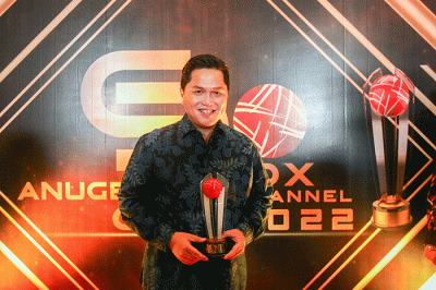 Menteri Badan Usaha Milik Negara (BUMN) Erick Thohir saat meraih penghargaan dalam ajang Anugerah CSR IDX Channel 2022 di iNews Tower, Jakarta.