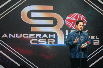 Menteri Badan Usaha Milik Negara (BUMN) Erick Thohir saat meraih penghargaan dalam ajang Anugerah CSR IDX Channel 2022 di iNews Tower, Jakarta.