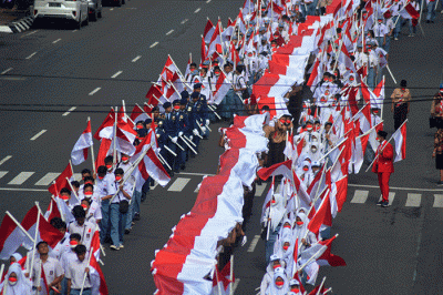 Belasan ribu peserta mengikuti Kirab Merah Putih 1.001 meter dalam memperingati Hari Pahlawan di Kota Semarang, Jawa Tengah, Kamis (10/11/2022).