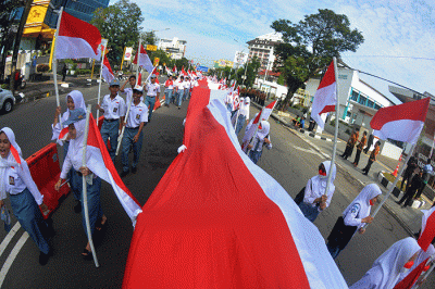 Belasan ribu peserta mengikuti Kirab Merah Putih 1.001 meter dalam memperingati Hari Pahlawan di Kota Semarang, Jawa Tengah, Kamis (10/11/2022).