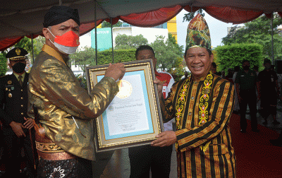 Belasan ribu peserta mengikuti Kirab Merah Putih 1.001 meter dalam memperingati Hari Pahlawan di Kota Semarang, Jawa Tengah, Kamis (10/11/2022).