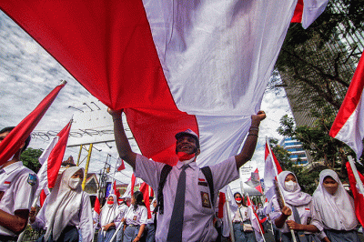 Belasan ribu peserta mengikuti Kirab Merah Putih 1.001 meter dalam memperingati Hari Pahlawan di Kota Semarang, Jawa Tengah, Kamis (10/11/2022).