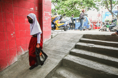 Sejumlah siswa saat melewati anak tangga yang baru dibuat di Sekolah Dasar Negeri (SDN) 1 Pondok Cina, Depok, Jawa Barat, Kamis (10/11/2022).