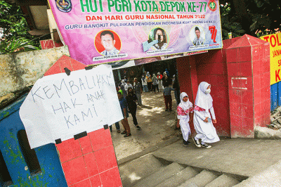Sejumlah siswa saat melewati anak tangga yang baru dibuat di Sekolah Dasar Negeri (SDN) 1 Pondok Cina, Depok, Jawa Barat, Kamis (10/11/2022).
