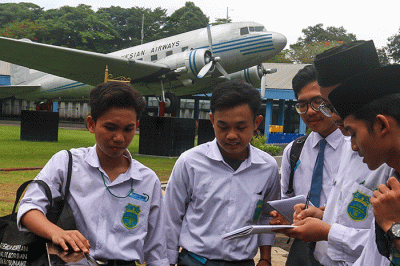 Sejumlah siswa sekolah mengunjungi Museum Satria Mandala pada peringatan Hari Pahlawan di Jakarta, Kamis (10/11/2022).