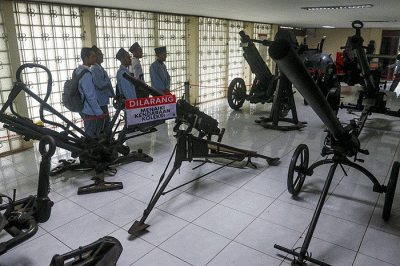Sejumlah siswa sekolah mengunjungi Museum Satria Mandala pada peringatan Hari Pahlawan di Jakarta, Kamis (10/11/2022).