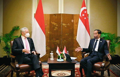 Presiden Joko Widodo melakukan pertemuan bilateral dengan Perdana Menteri Singapura Lee Hsien Loong di Hotel Sofitel Phnom Penh, Kamis (10/11/2022) malam.