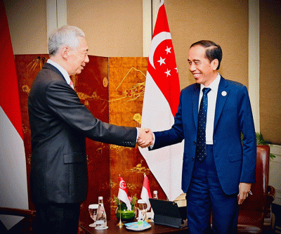 Presiden Joko Widodo melakukan pertemuan bilateral dengan Perdana Menteri Singapura Lee Hsien Loong di Hotel Sofitel Phnom Penh, Kamis (10/11/2022) malam.