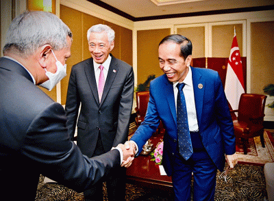 Presiden Joko Widodo melakukan pertemuan bilateral dengan Perdana Menteri Singapura Lee Hsien Loong di Hotel Sofitel Phnom Penh, Kamis (10/11/2022) malam.