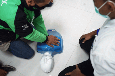 Sejumlah pengemudi ojek onlne mengikuti Pelatihan Bantuan Hidup Dasar & Pertolongan Pertama pada Kecelakaan di RSOJ Pertamina Royal Biringkanaya.