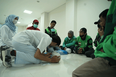 Sejumlah pengemudi ojek onlne mengikuti Pelatihan Bantuan Hidup Dasar & Pertolongan Pertama pada Kecelakaan di RSOJ Pertamina Royal Biringkanaya.