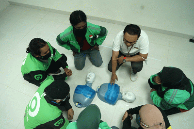 Sejumlah pengemudi ojek onlne mengikuti Pelatihan Bantuan Hidup Dasar & Pertolongan Pertama pada Kecelakaan di RSOJ Pertamina Royal Biringkanaya.