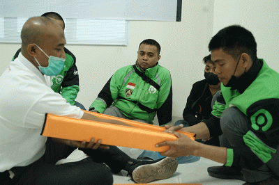 Sejumlah pengemudi ojek onlne mengikuti Pelatihan Bantuan Hidup Dasar & Pertolongan Pertama pada Kecelakaan di RSOJ Pertamina Royal Biringkanaya.
