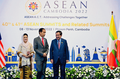 Presiden Joko Widodo dan Ibu Iriana Joko Widodo menghadiri Upacara Pembukaan KTT ASEAN ke-40 dan ke-41 serta KTT Terkait lainnya di Hotel Sokha, Phnom Penh.