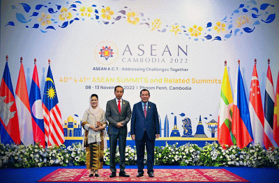 Presiden Joko Widodo dan Ibu Iriana Joko Widodo menghadiri Upacara Pembukaan KTT ASEAN ke-40 dan ke-41 serta KTT Terkait lainnya di Hotel Sokha, Phnom Penh.