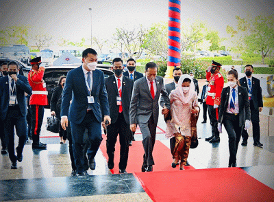 Presiden Joko Widodo dan Ibu Iriana Joko Widodo menghadiri Upacara Pembukaan KTT ASEAN ke-40 dan ke-41 serta KTT Terkait lainnya di Hotel Sokha, Phnom Penh.