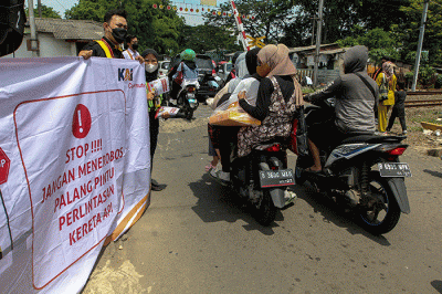 KAI Commuter bersama komunitas Rail Fans RD-One melakukan sosialisasi keselamatan perjalanan Kereta Api di perlintasan JPL No.64 Stasiun Pondok Ranji.