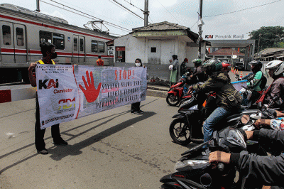 KAI Commuter bersama komunitas Rail Fans RD-One melakukan sosialisasi keselamatan perjalanan Kereta Api di perlintasan JPL No.64 Stasiun Pondok Ranji.